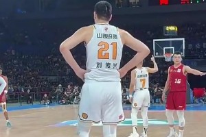 📣北京球迷对刘传兴高喊：“还我凡博！”、“曾凡博好样的！”