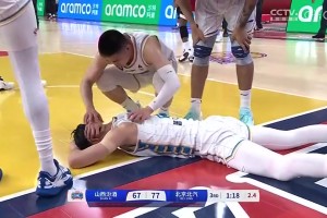 被北京球迷狂嘘！此前曾凡博被刘传兴撞翻重摔着地，再看还是揪心